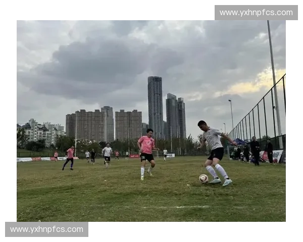 聚焦周日足球联赛精彩对决深度解读赛场激烈瞬间与亮点评现全景呈现